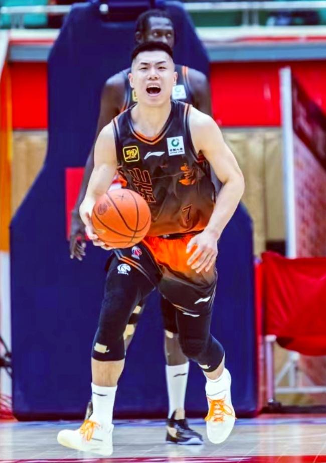 山东高速CBA击败新疆广汇高诗岩关键抢断的简单介绍